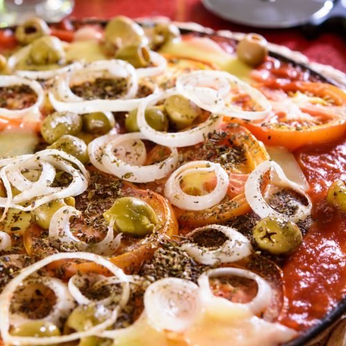 Pizza com talos de brócolis e couve-flor